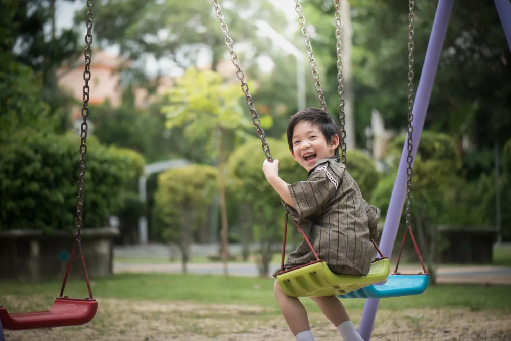 公園のブランコを楽しむ子ども