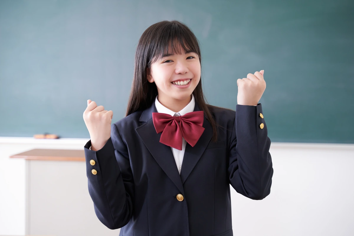 明るい表情を見せる女子生徒のイメージ写真