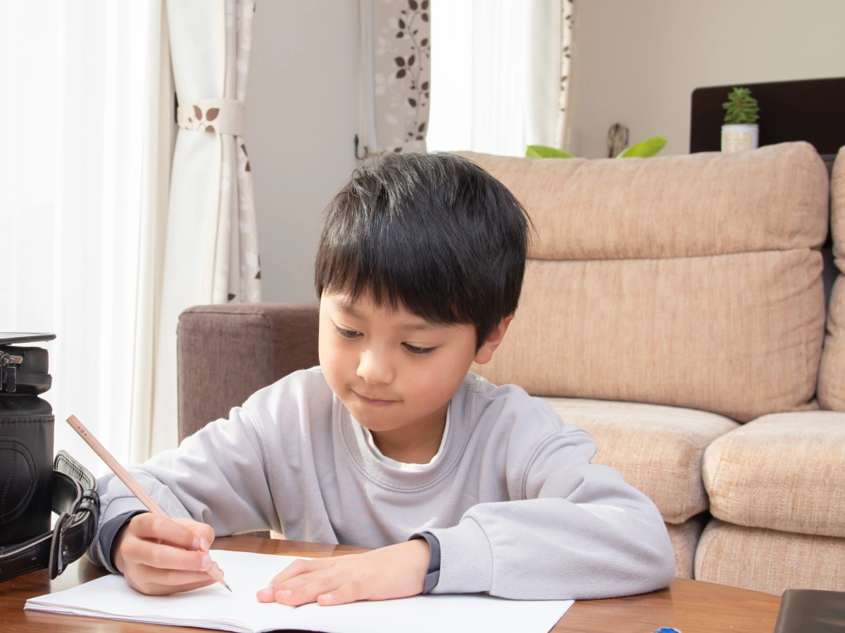 自宅で自分のペースで学習に取り組む子ども