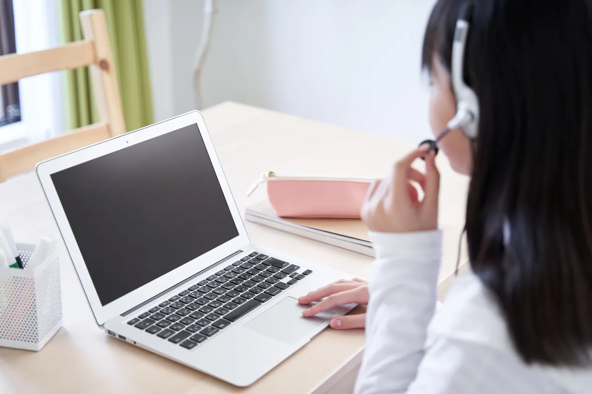 自宅でオンライン学習に取り組む子ども