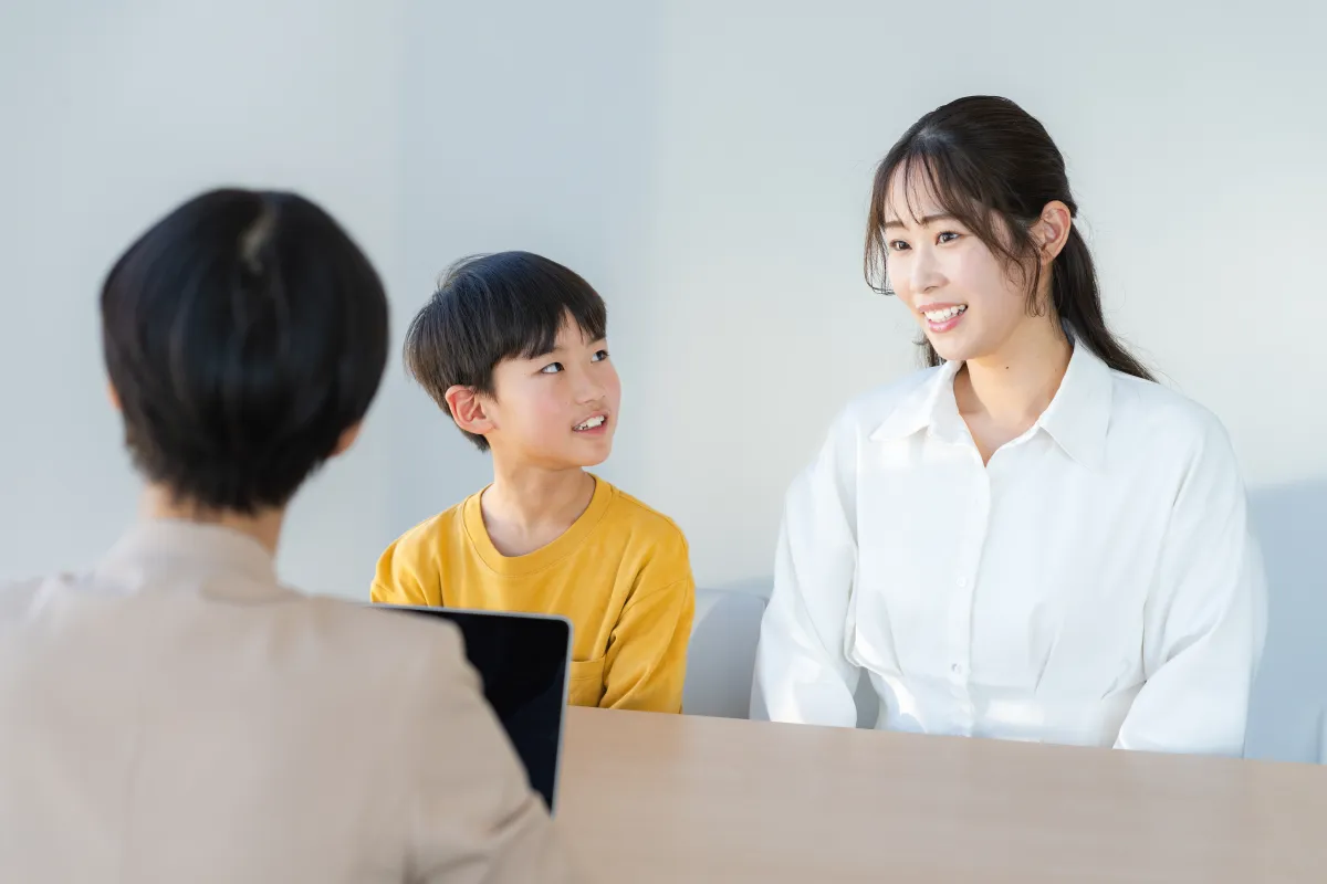 支援者と一緒に相談する保護者と子ども