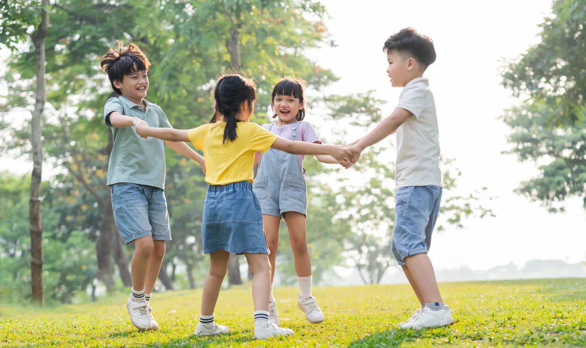 公園で輪になって体を動かす子どもたち