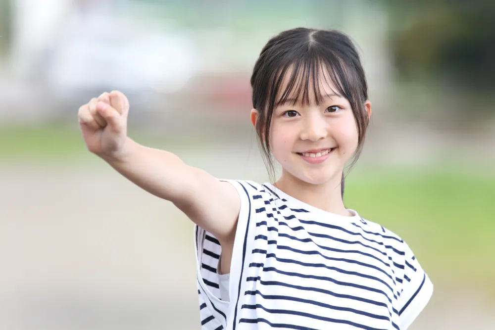 前向きな表情で手を伸ばす子ども