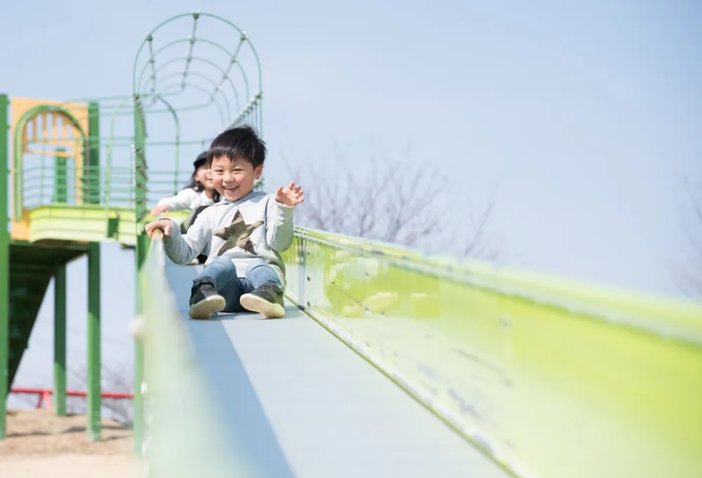 公園の遊具で元気に遊ぶ子ども